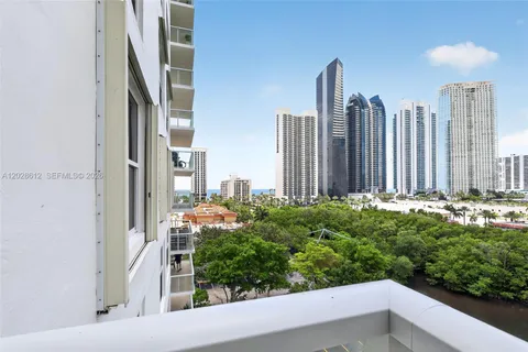 $429,000 | 230 174th Street, Unit 902, Sunny Isles Beach, FL 33160