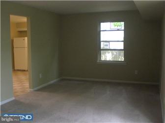 7 Wiltshire Road Sicklerville, NJ 08081 - Photo 4 of 12 Living Room