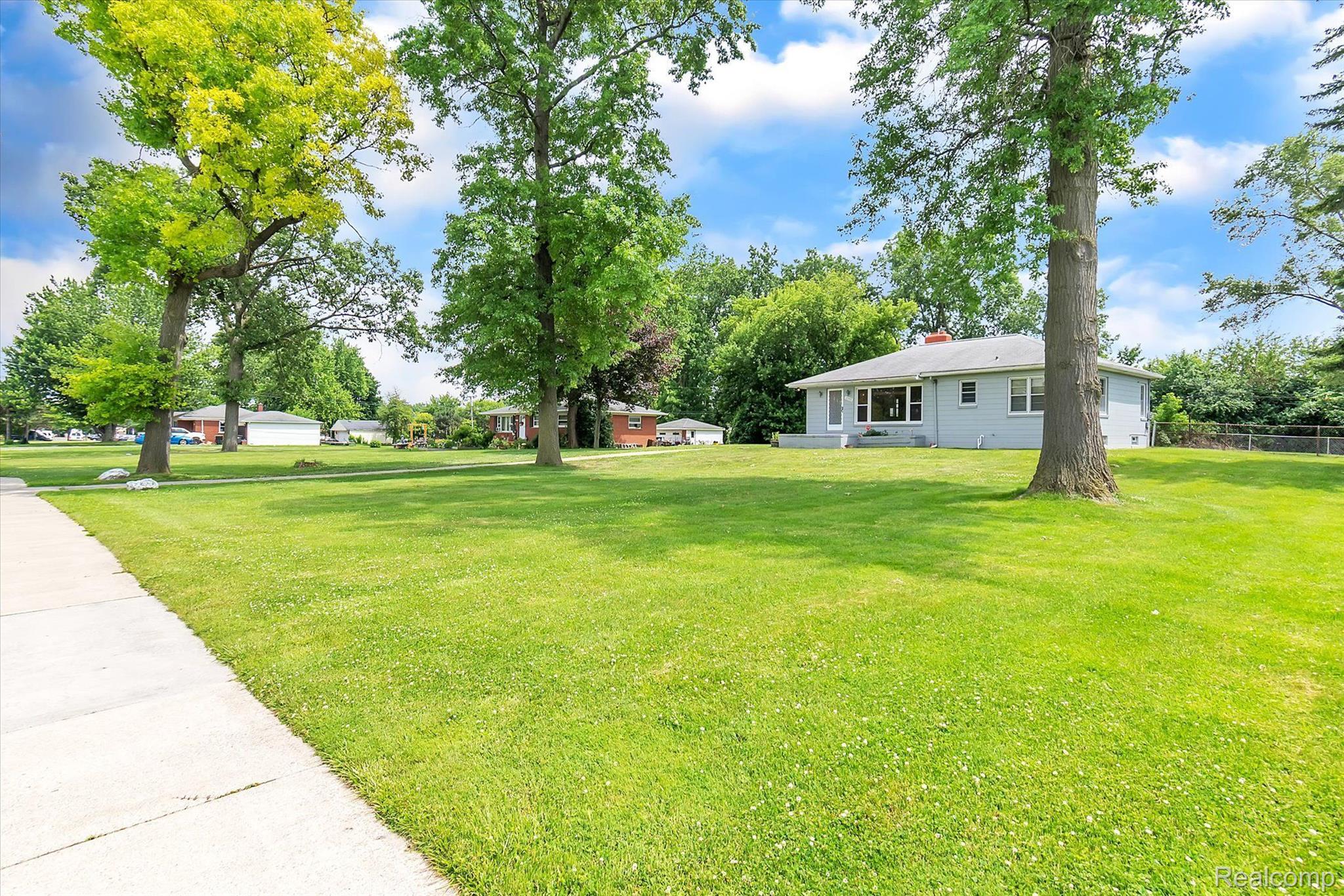 FRONT YARD/DRIVEWAY