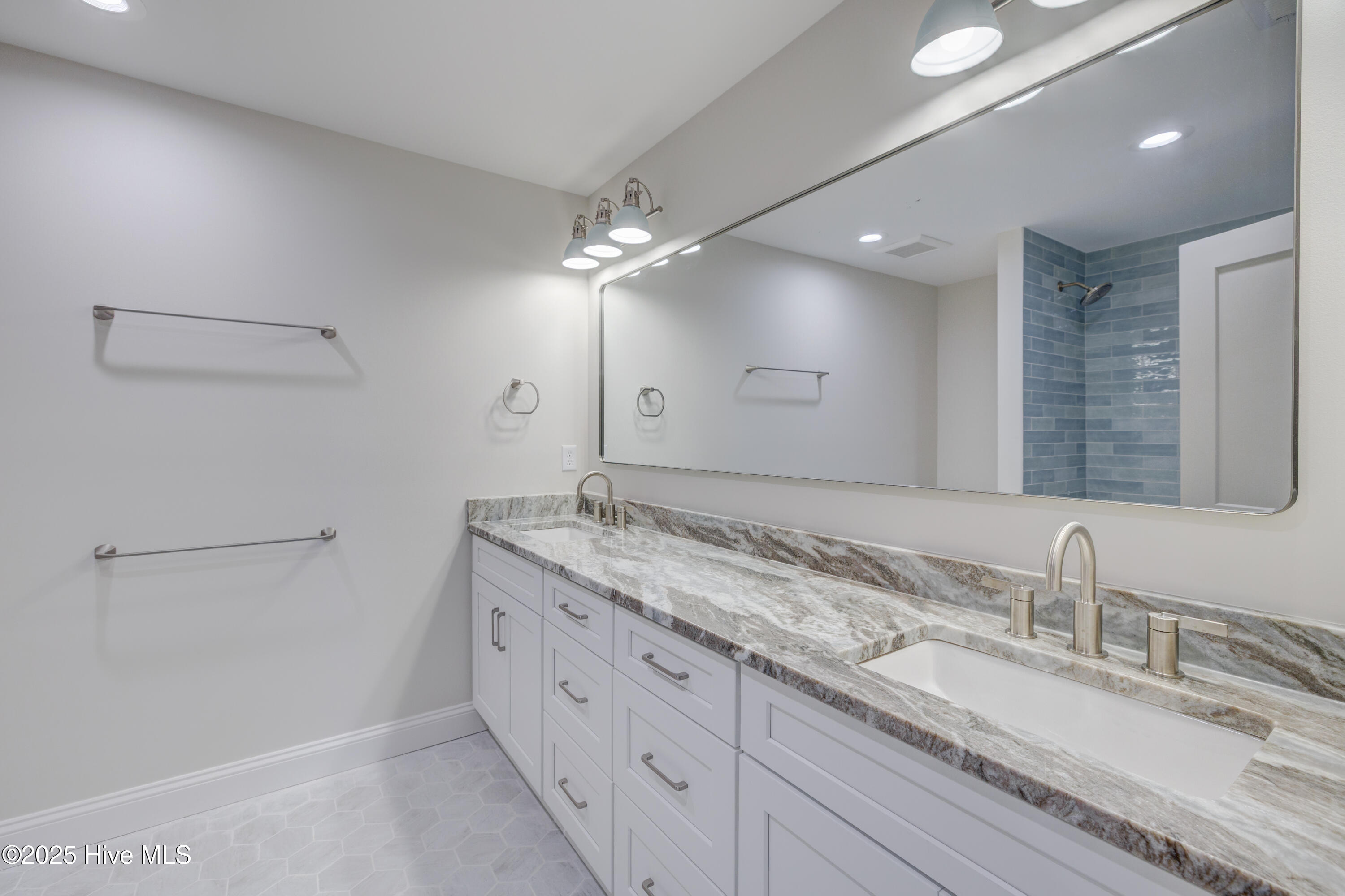 125 Cove Side Lane Hampstead, NC 28443 - Photo 23 of 29 bathroom upstairs2
