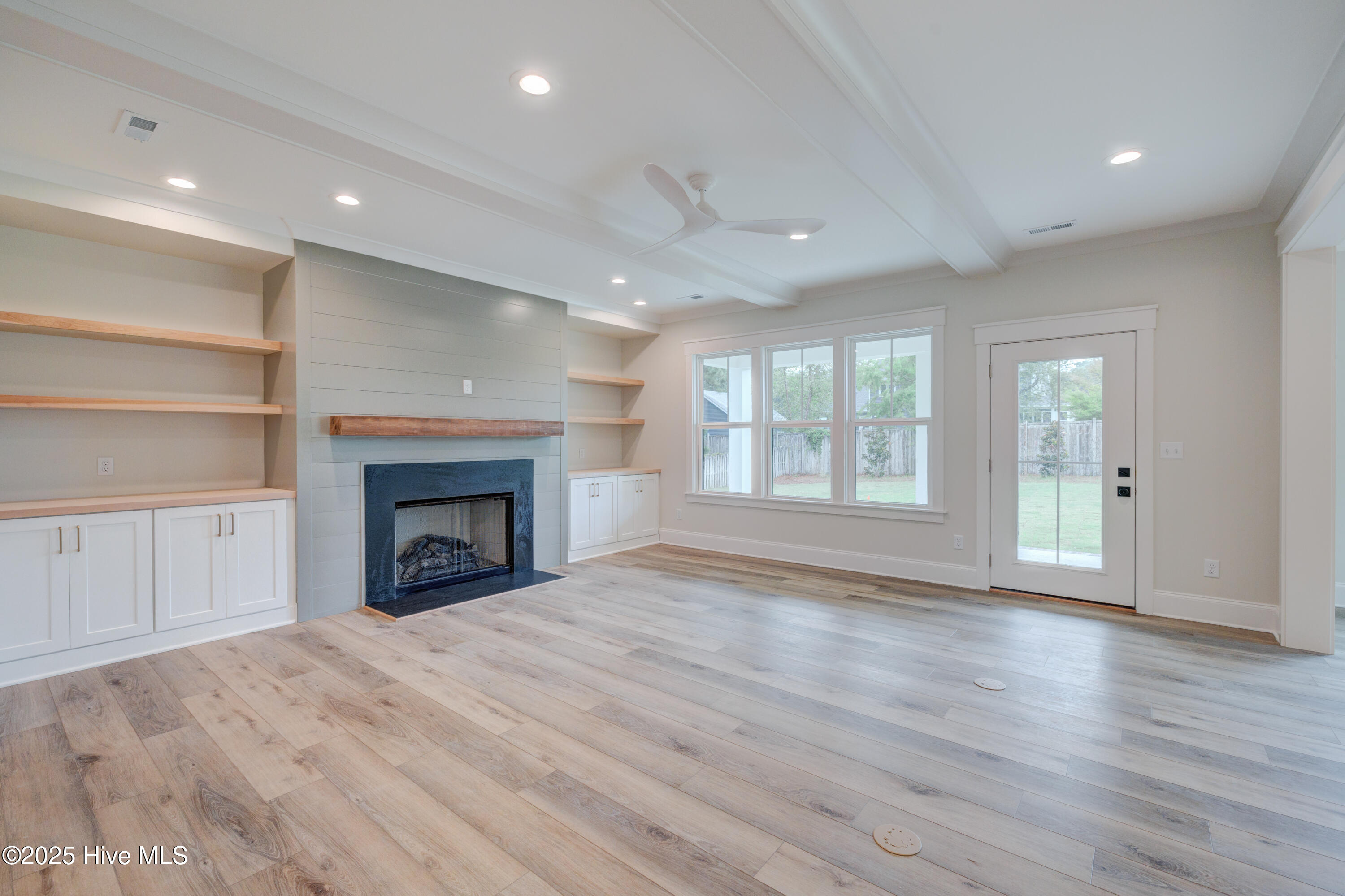 125 Cove Side Lane Hampstead, NC 28443 - Photo 5 of 29 Living Room