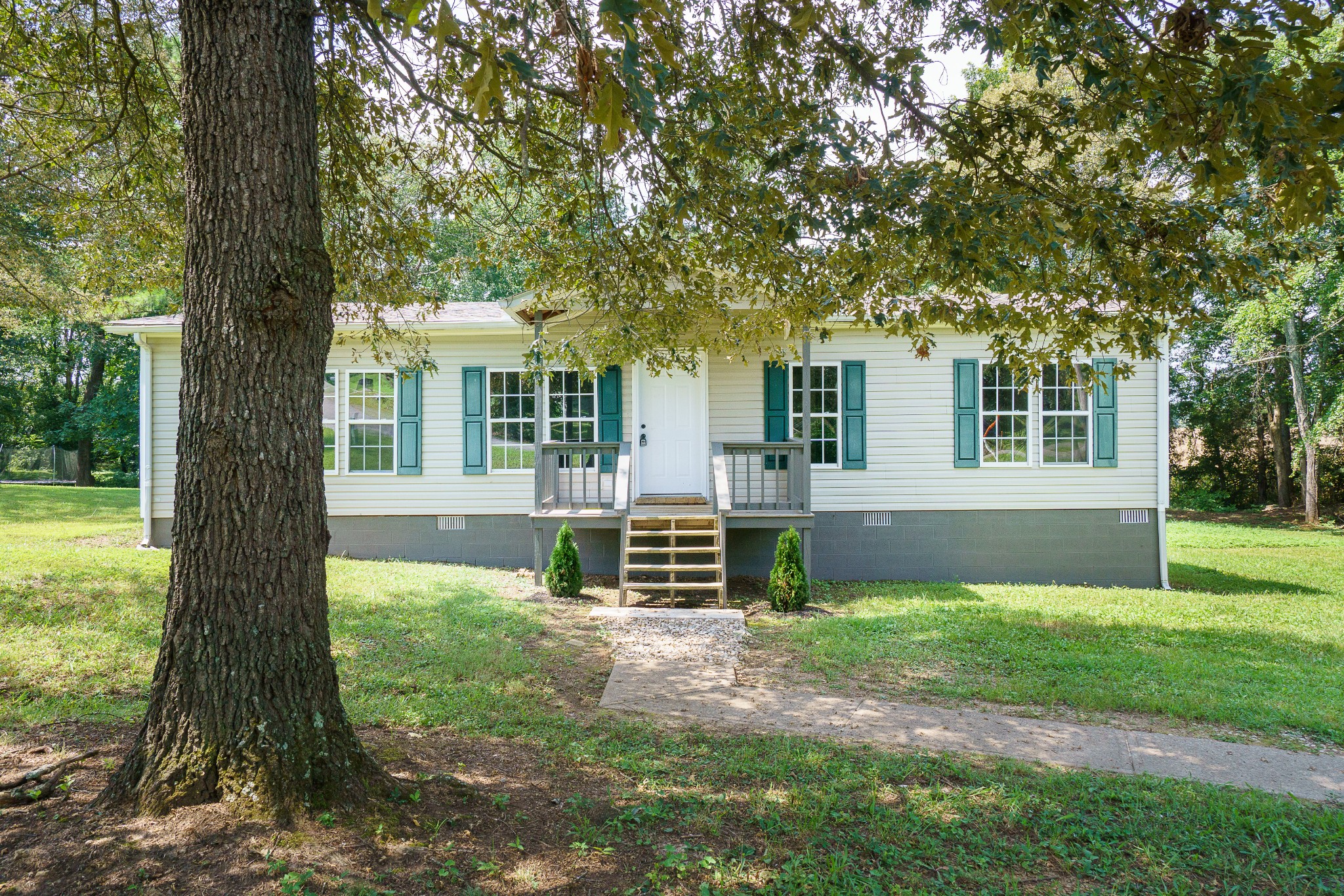 83 Summer Circle Morrison, TN 37357 - Photo 2 of 29 a front view of a house with garden
