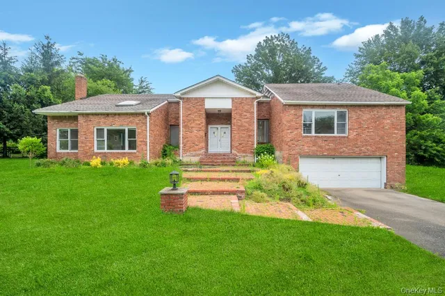 $1,700,000 | 106 Woods Drive, Roslyn, NY 11576