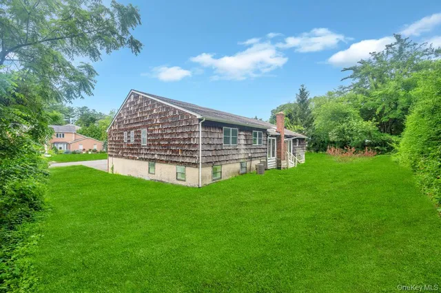 a view of a house with a backyard