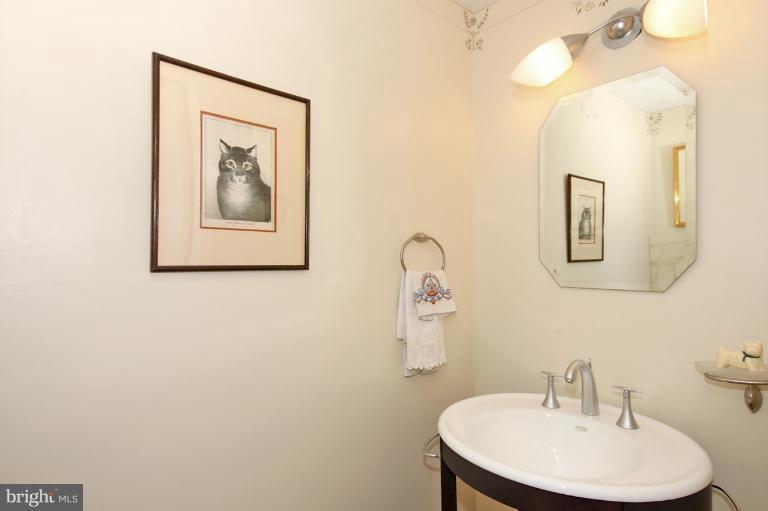 2003 Columbia Road Northwest, Unit NW Washington, DC 20009 - Photo 5 of 28 Bath