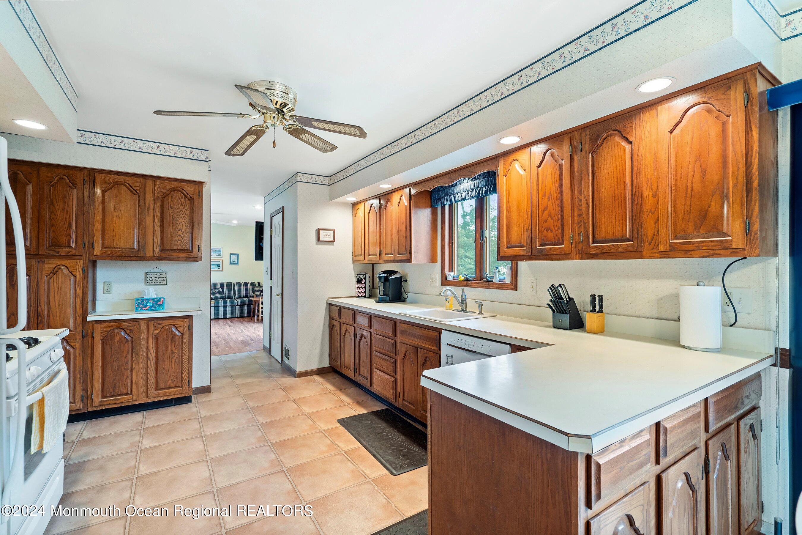7 North Westfield Road Howell, NJ 07731 - Photo 9 of 37 09-Kitchen to Family