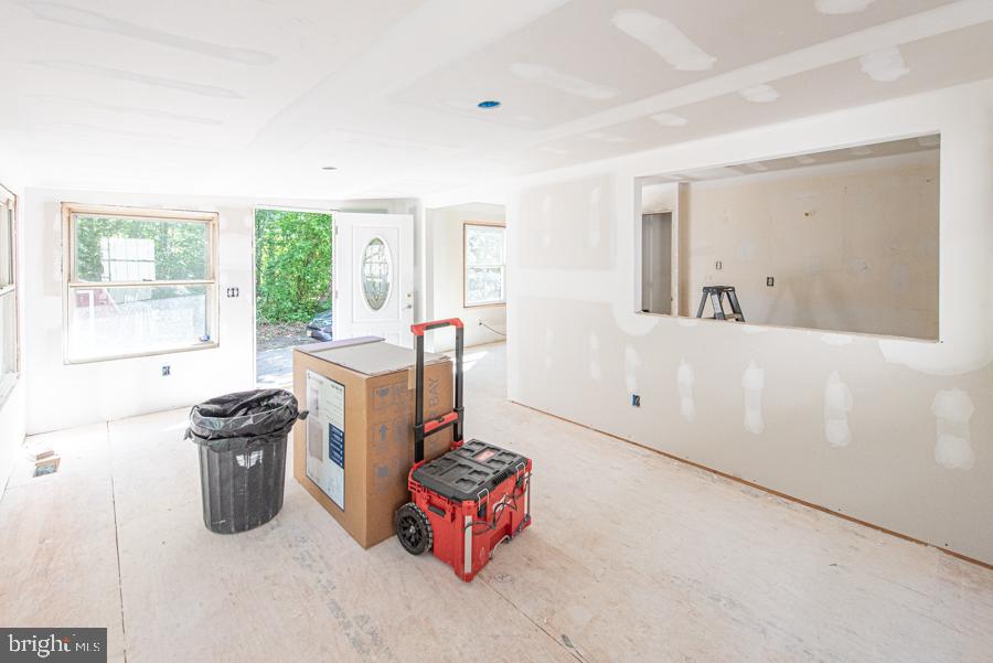 12 Hawthorn Road Millville, NJ 08332 - Photo 9 of 28 Family Room with view into Kitchen