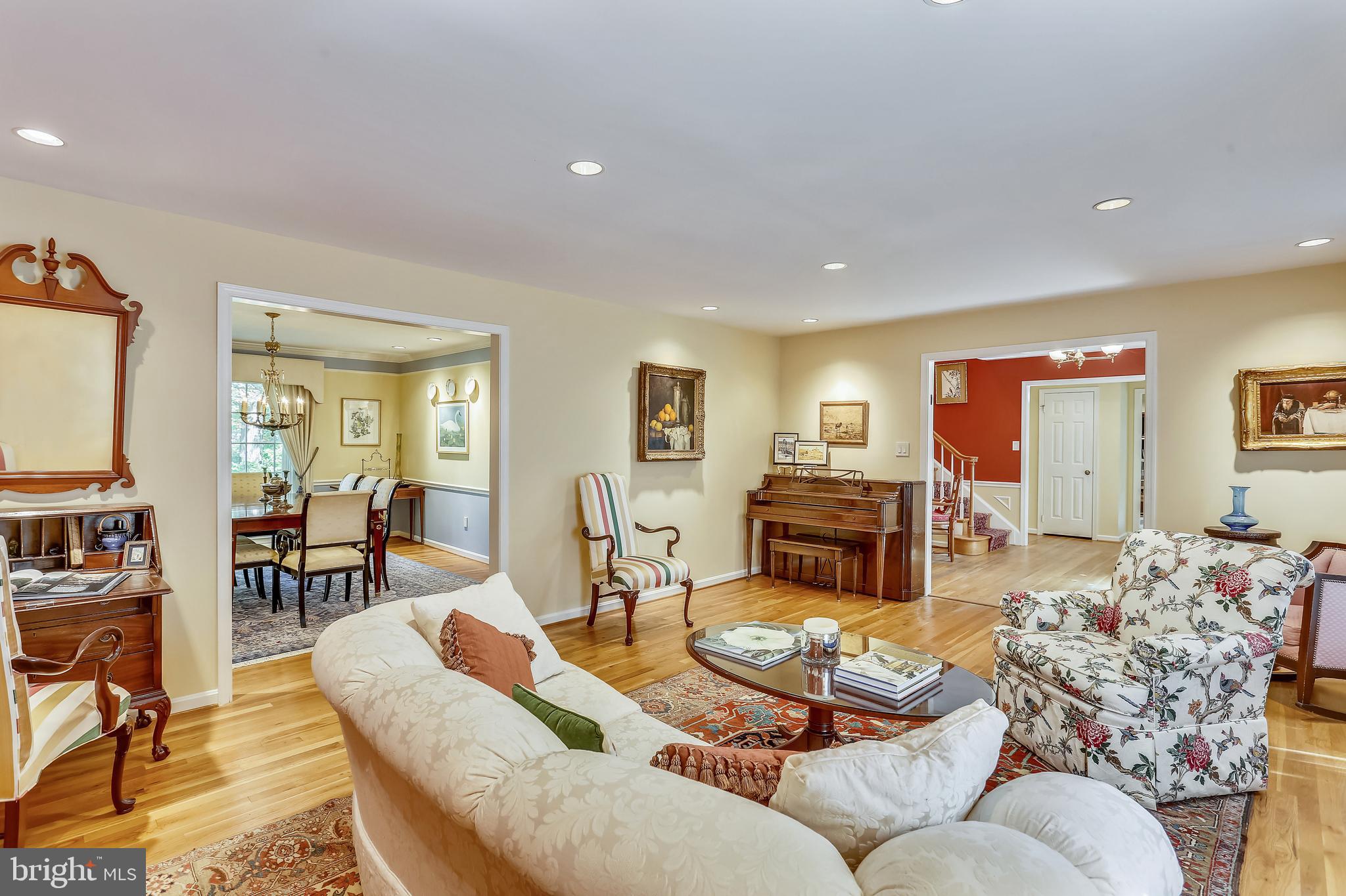 9225 Cranford Drive Potomac, MD 20854 - Photo 11 of 49 Living Room