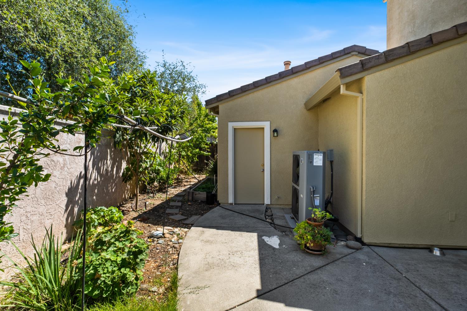 692 Humbert Street Folsom, CA 95630 - Photo 23 of 28 a backyard of a house with outdoor seating