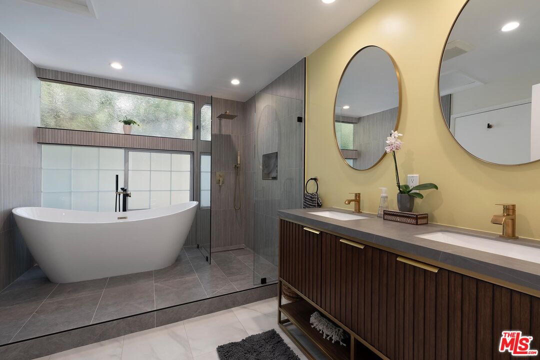 4221 Vanetta Drive Studio City, CA 91604 - Photo 23 of 41 a bathroom with a bathtub and a mirror