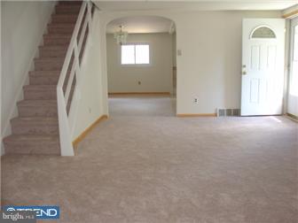 2842 Chase Road Philadelphia, PA 19152 - Photo 3 of 10 Living Room