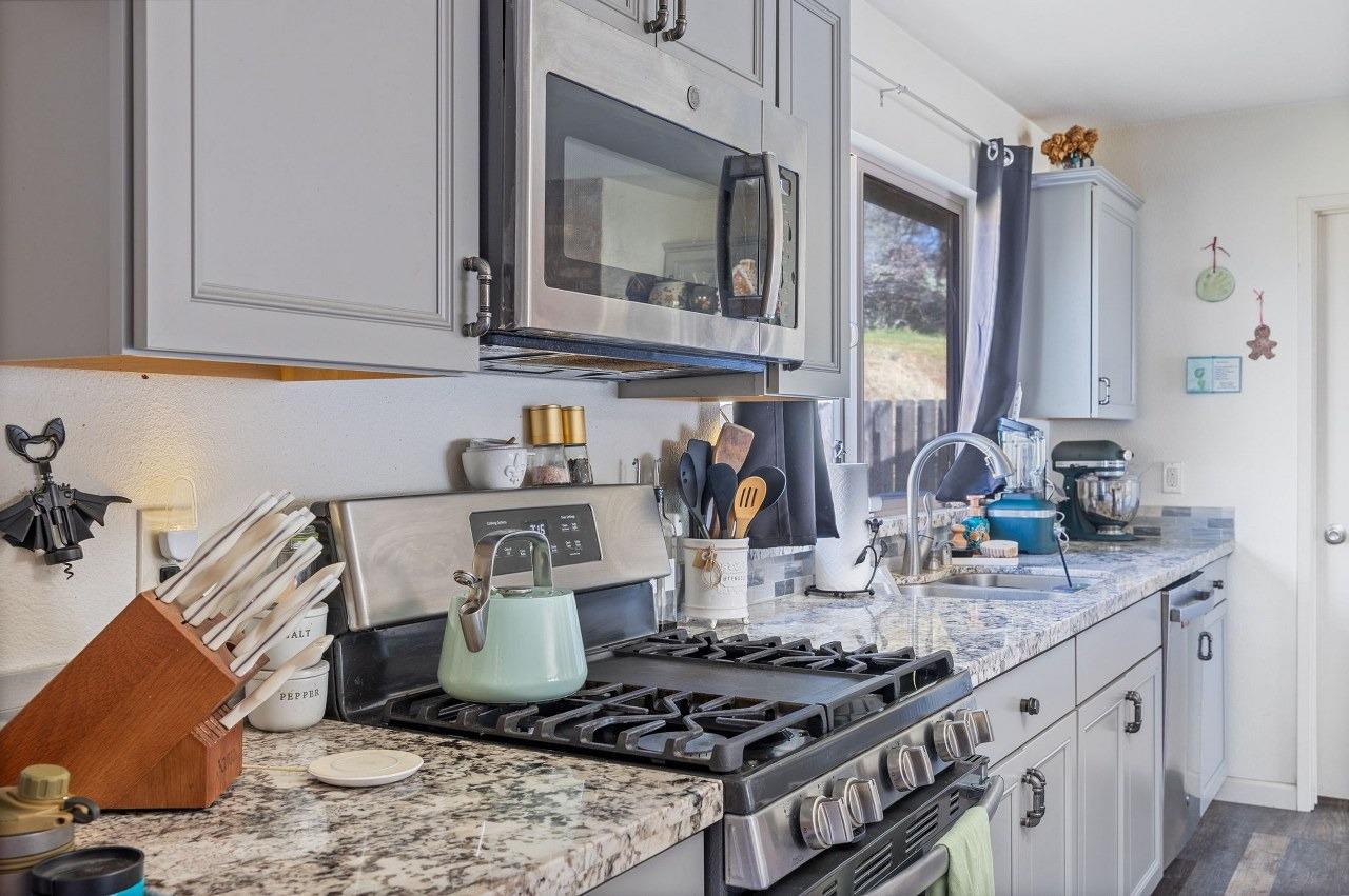 36820 Mudge Ranch Road Coarsegold, CA 93614 - Photo 23 of 75 a kitchen with stainless steel appliances granite countertop a stove and a sink