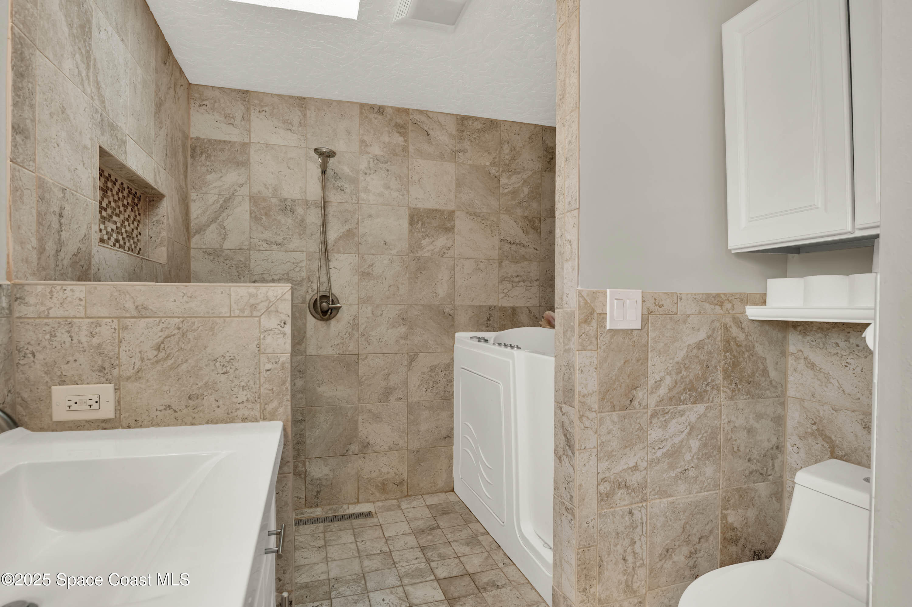 930 Miller Lane Melbourne, FL 32934 - Photo 18 of 40 a bathroom with a bathtub and shower