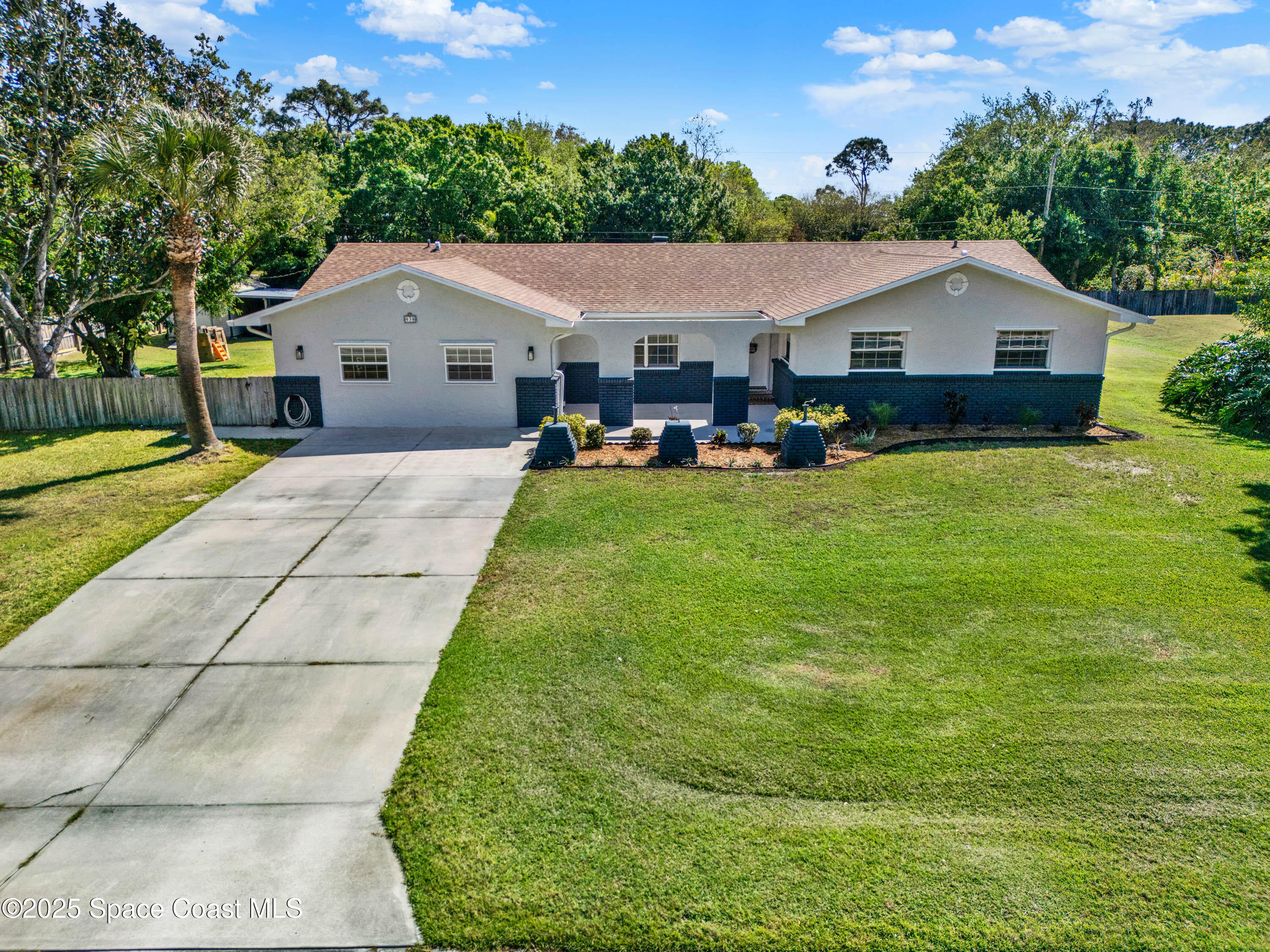 930 Miller Lane Melbourne, FL 32934 - Photo 33 of 40 a house view with a garden space