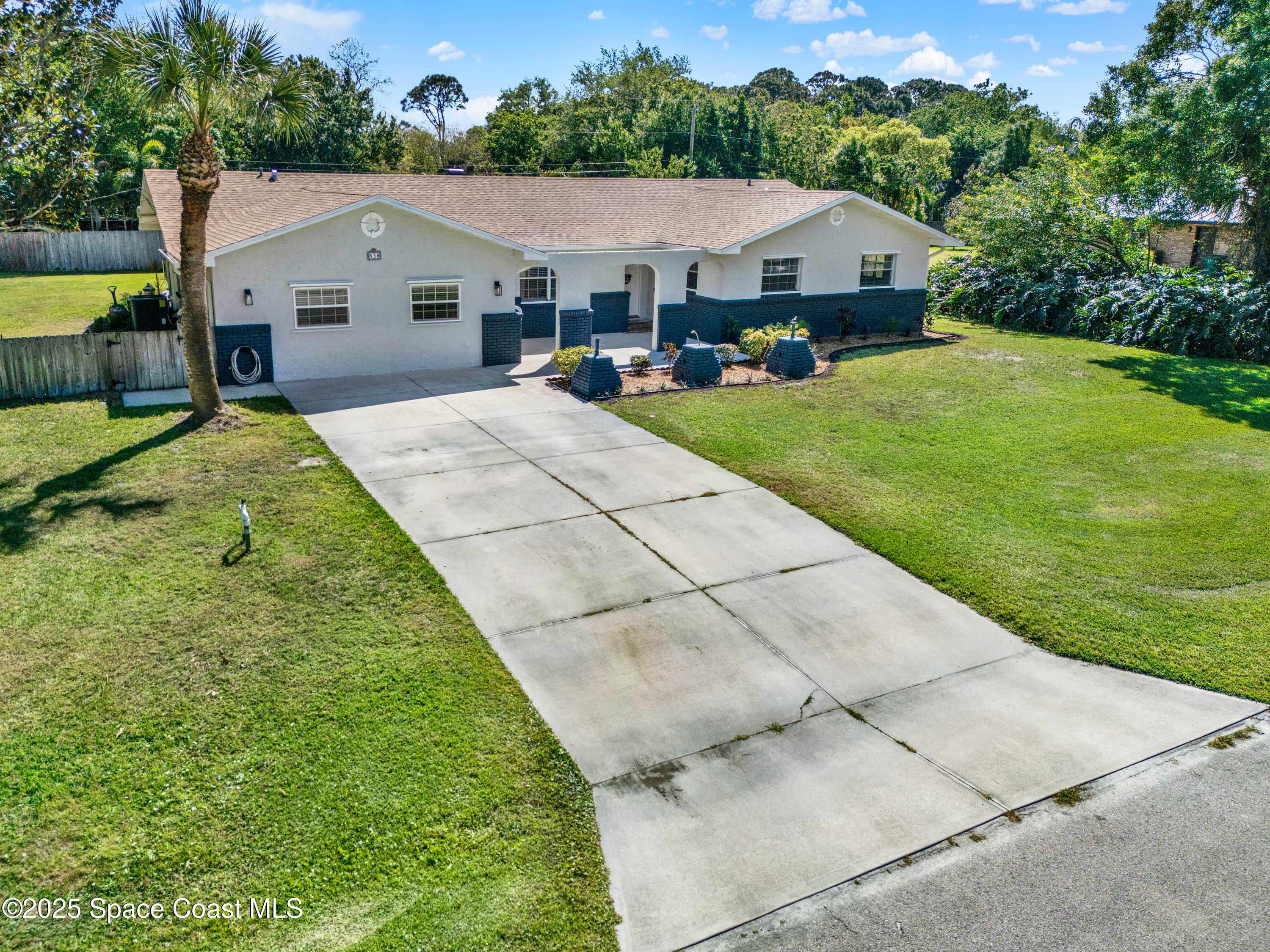 930 Miller Lane Melbourne, FL 32934 - Photo 35 of 40 a front view of a house with garden