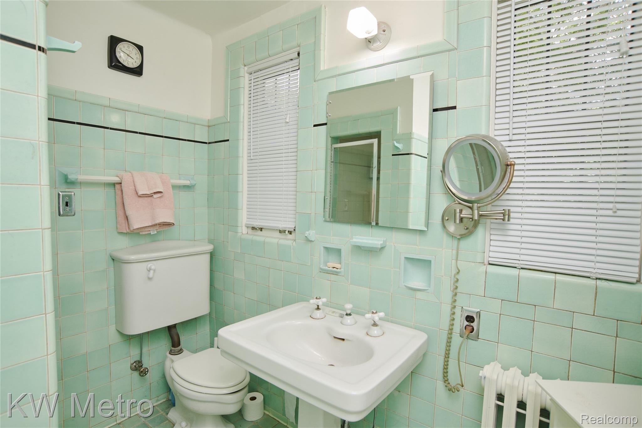 19320 Afton Road Highland Park, MI 48203 - Photo 36 of 59 19320 Afton -- Master Bathroom.jpg