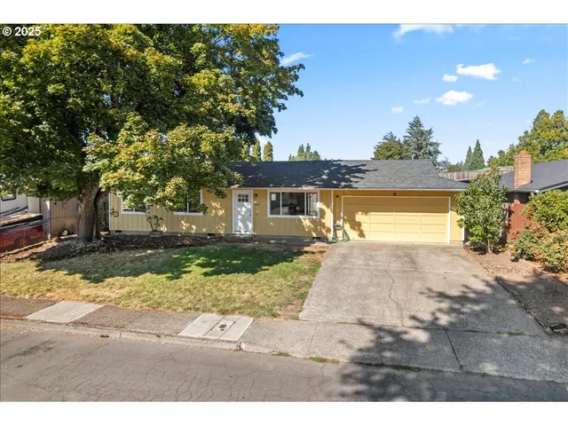 a view of a yard and front view of a house