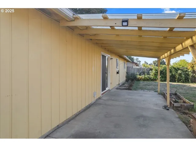 a view of entryway with a yard