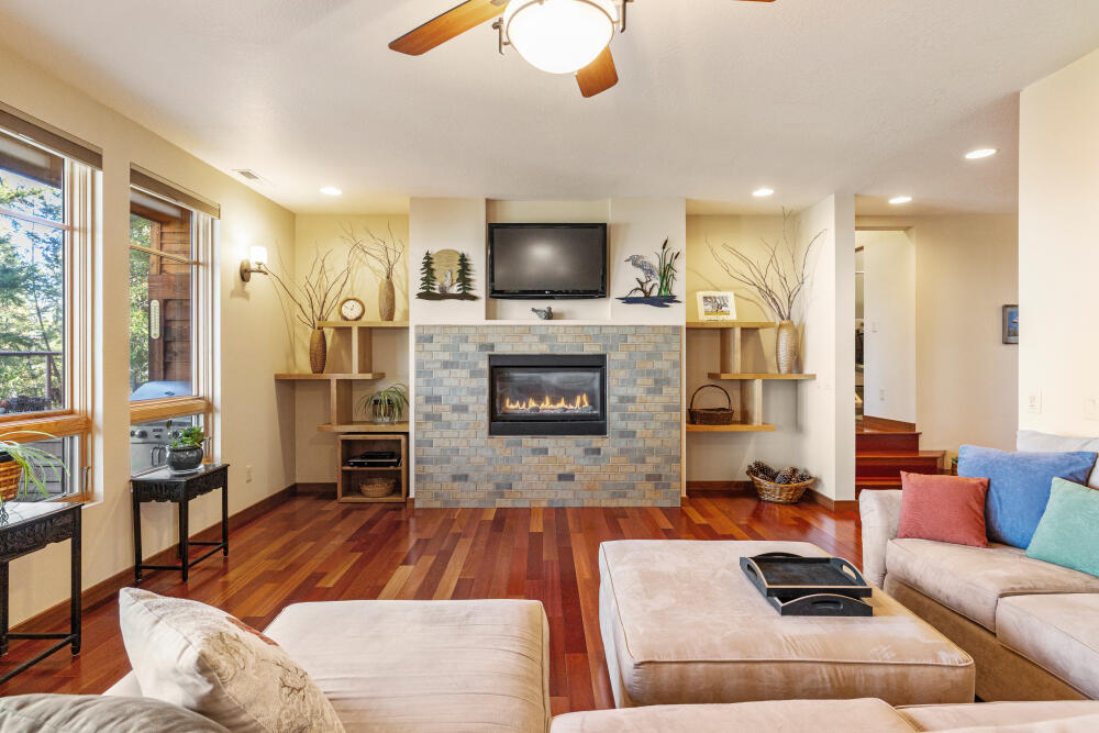 11421 Kestrel Road Klamath Falls, OR 97601 - Photo 27 of 55 Living Room