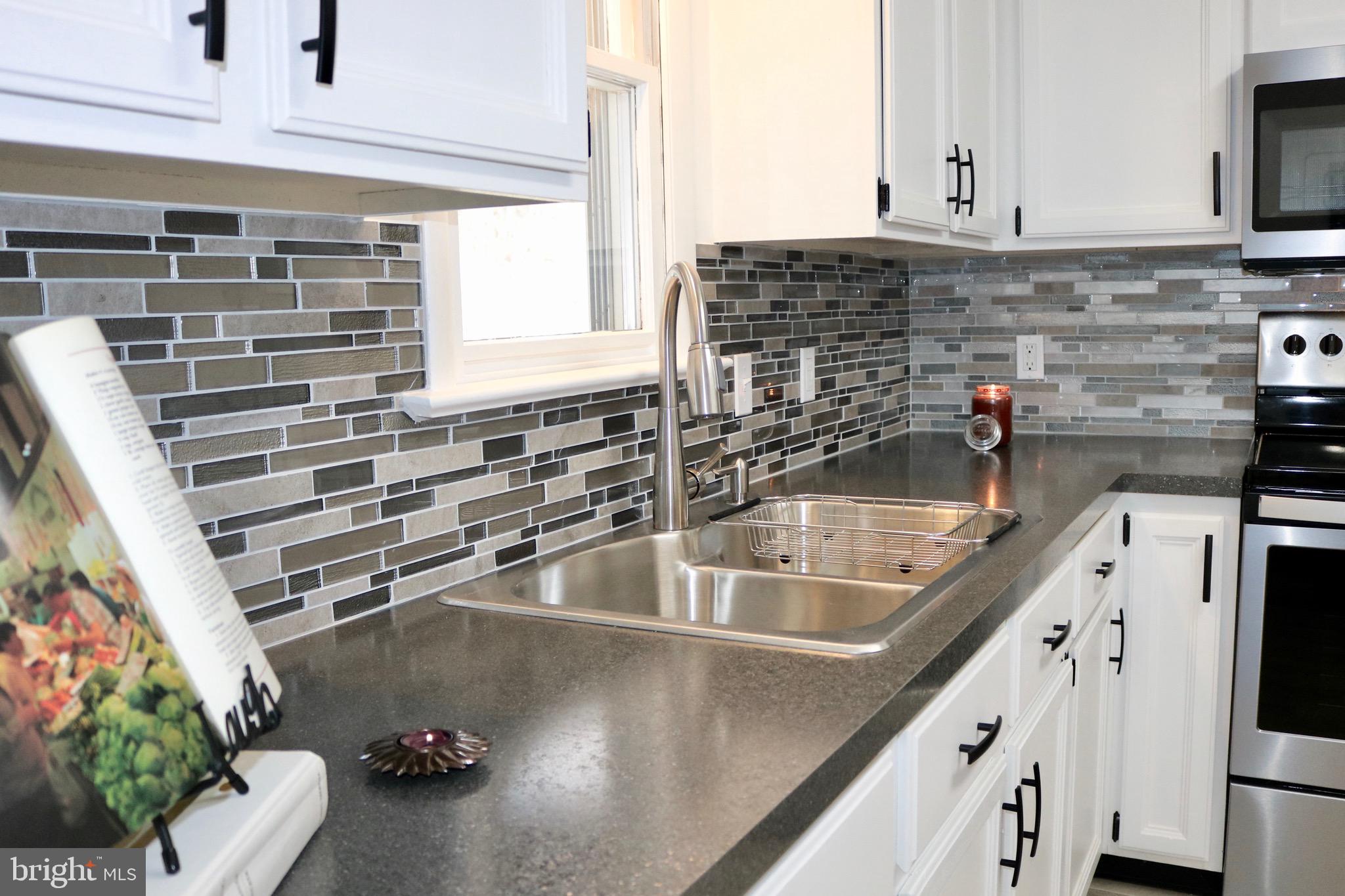 2923 Schoolhouse Road Middletown, PA 17057 - Photo 10 of 28 New glass bead backsplash