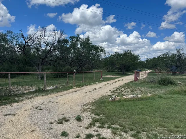 $897,000 | 1559 County Road 414, Uvalde, TX 78801