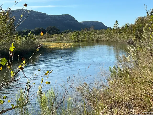 $897,000 | 1559 County Road 414, Uvalde, TX 78801