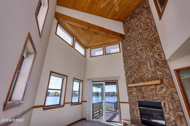 a view of livingroom with furniture