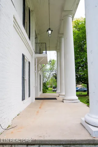 a view of a house with backyard