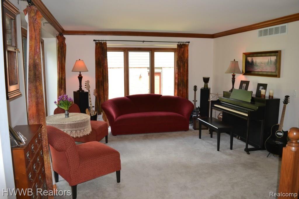 556 Sunlight Drive Rochester, MI 48309 - Photo 7 of 49 Foyer to Living Room