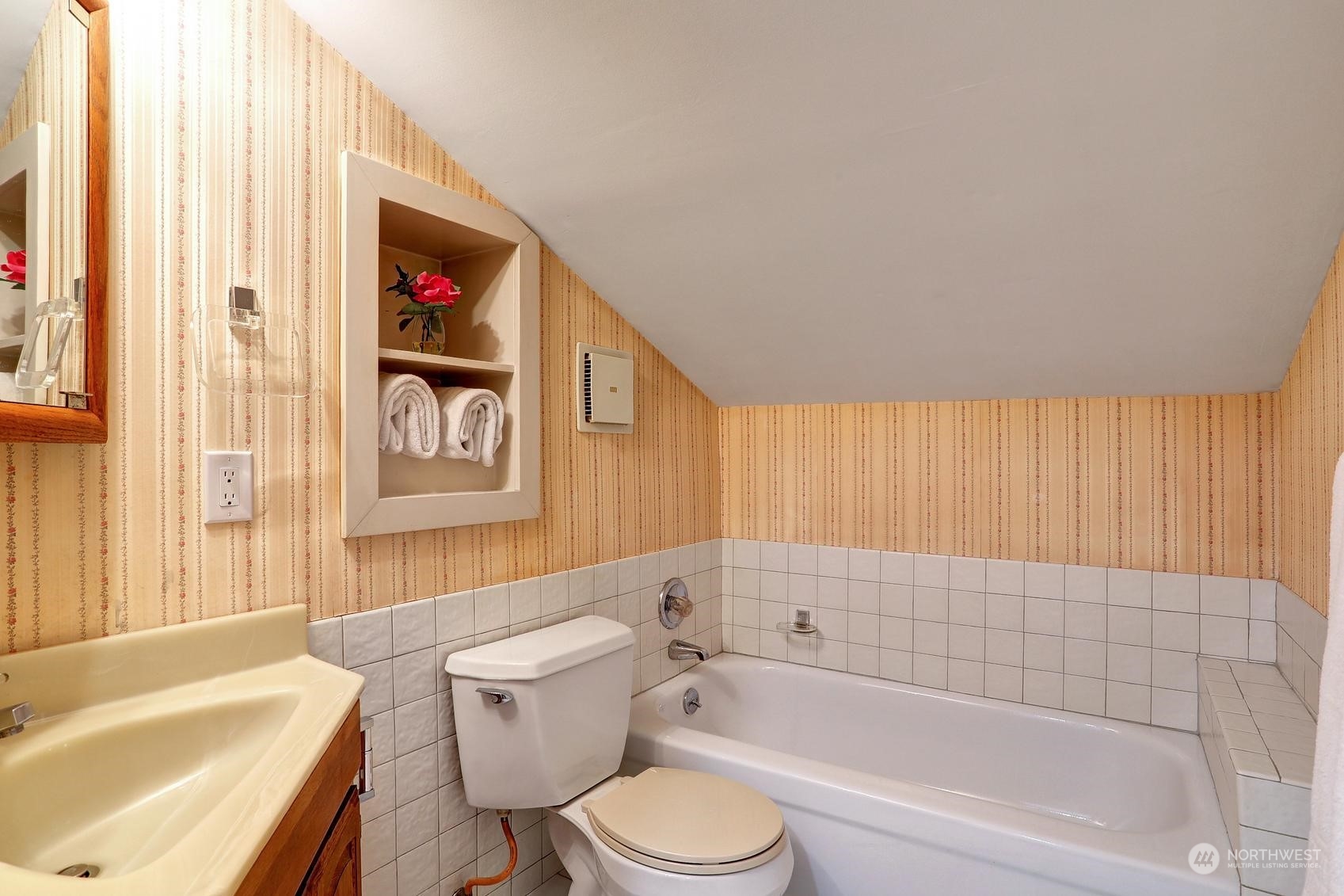 237 South 197th Street Des Moines, WA 98148 - Photo 15 of 29 a bathroom with a toilet a sink and bathtub