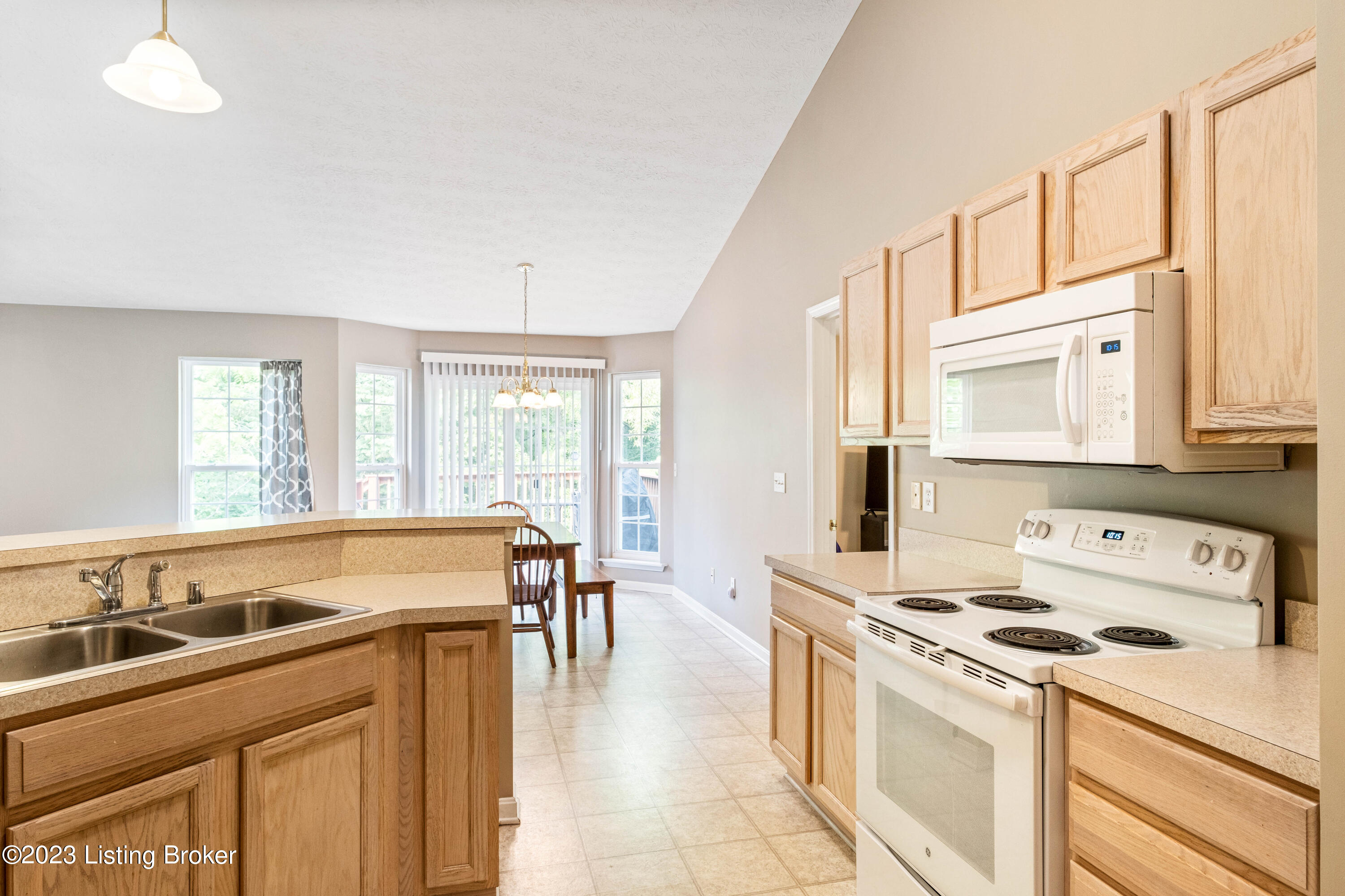 7914 Bridlevista Road Louisville, KY 40228 - Photo 9 of 43 7914 Bridlevista Rd (22 of 45)
