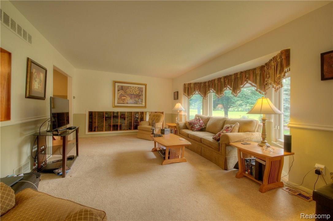 46532 Maidstone Road Canton, MI 48187 - Photo 10 of 32 930A6744_5_6.jpg