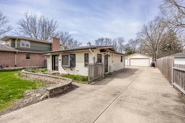 $425,000 | 5960 Pershing Avenue, Downers Grove, IL 60516
