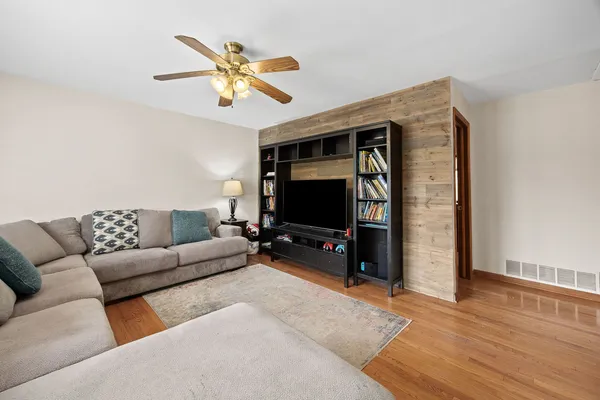 $425,000 | 5960 Pershing Avenue, Downers Grove, IL 60516