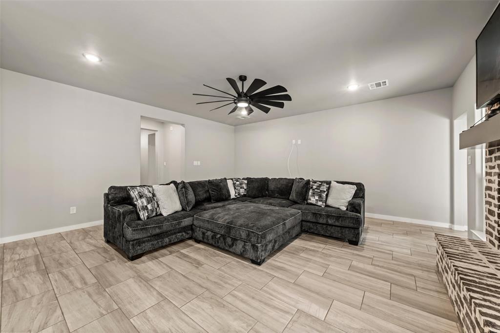 1034 Antelope Trail Temple, TX 76504 - Photo 3 of 24 a living room with furniture and a ceiling fan