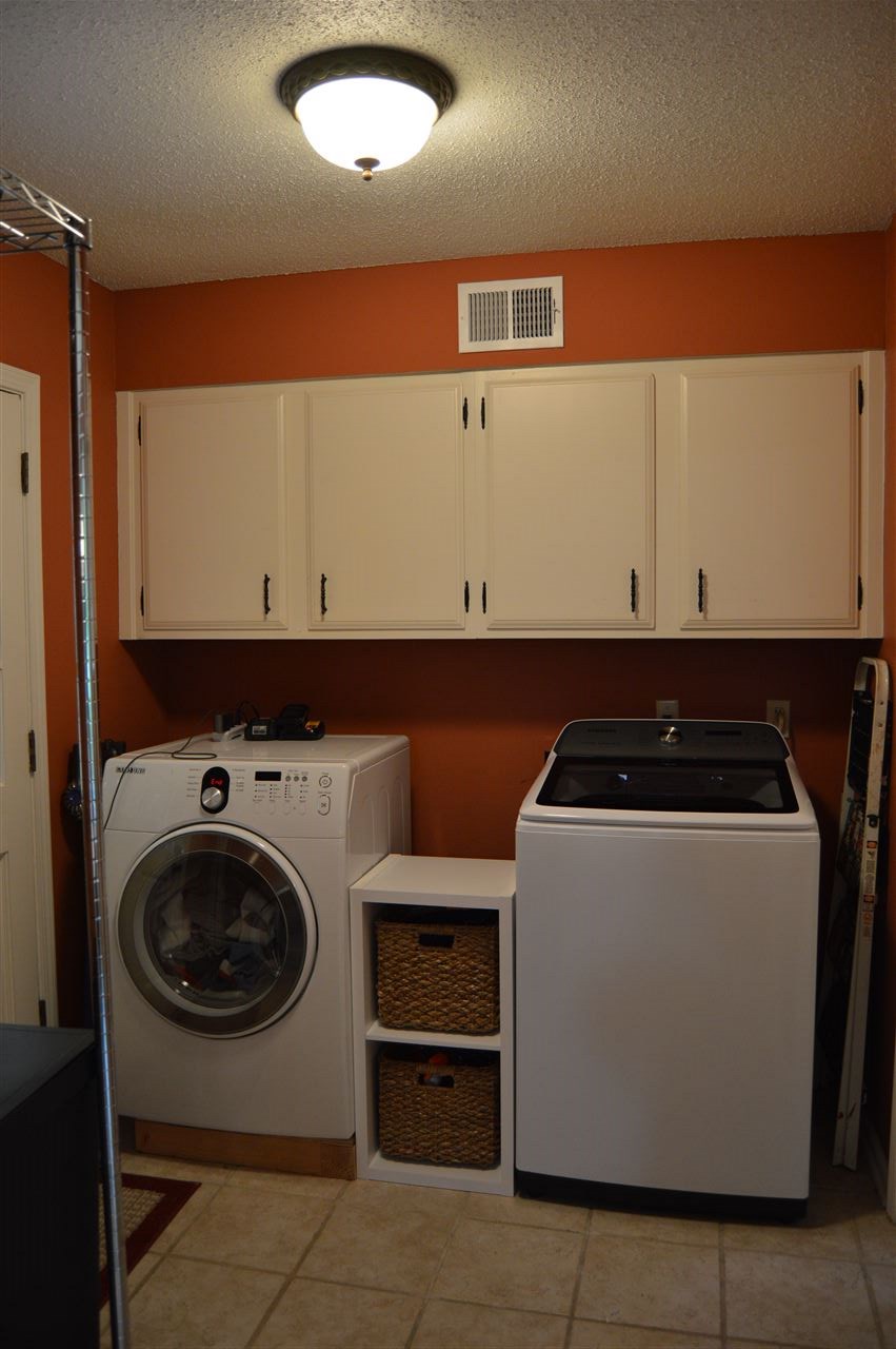 2040 Brierbrook Road Germantown, TN 38138 - Photo 22 of 25 1/2 bath off the laundry room