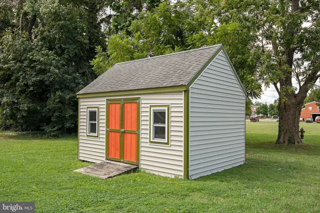 a view of a house with a backyard