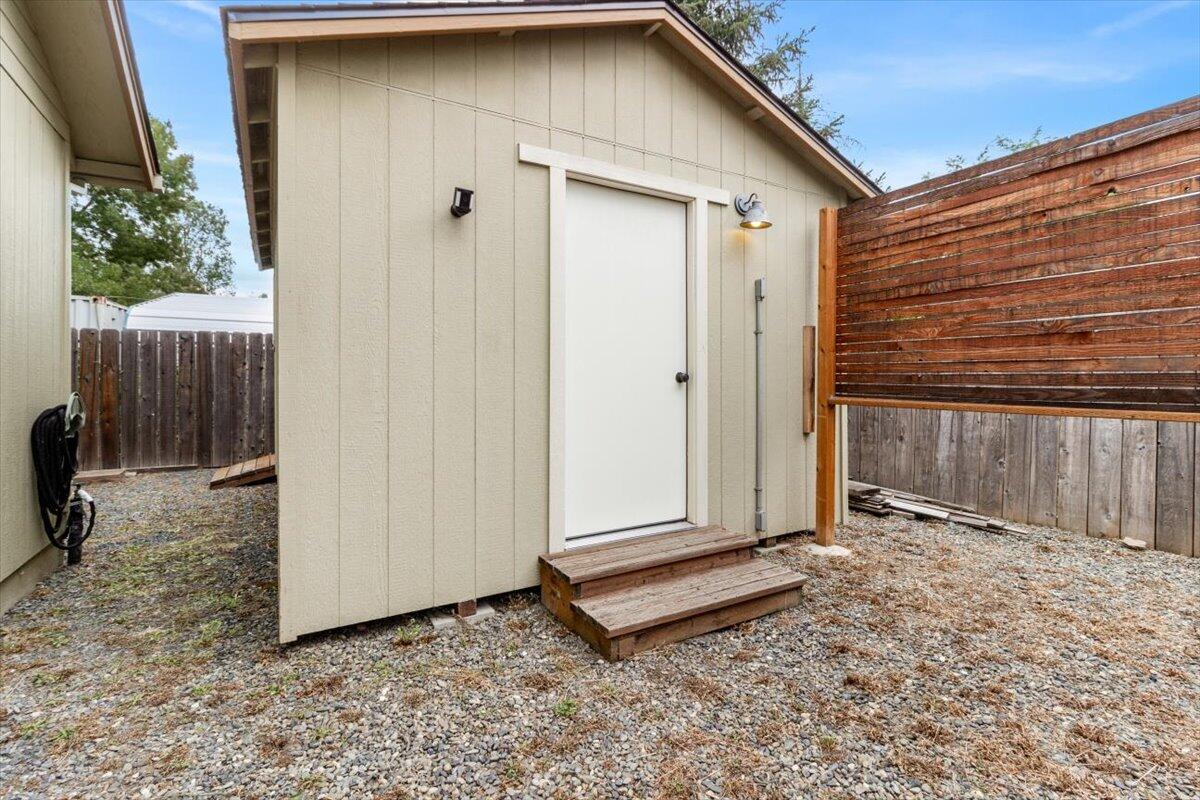 643 Southwest Leonard Street Grants Pass, OR 97526 - Photo 33 of 35 36 Workshop or Office Space