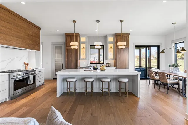 $1,699,999 | 7515 Northwest Fawn Circle, Parkville, MO 64152