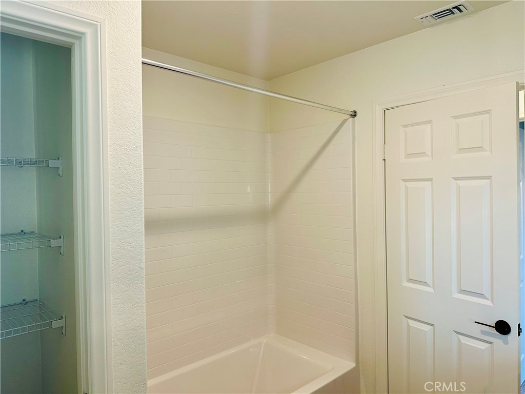 916 Runaway Trail San Jacinto, CA 92582 - Photo 12 of 23 a bathroom with a shower