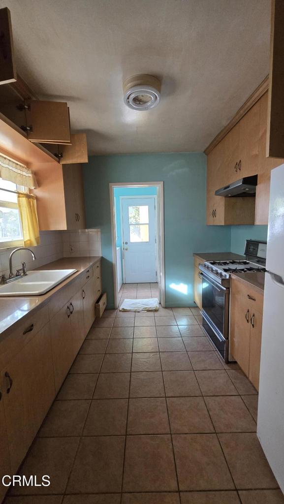 349 Laun Street Altadena, CA 91001 - Photo 7 of 14 Kitchen