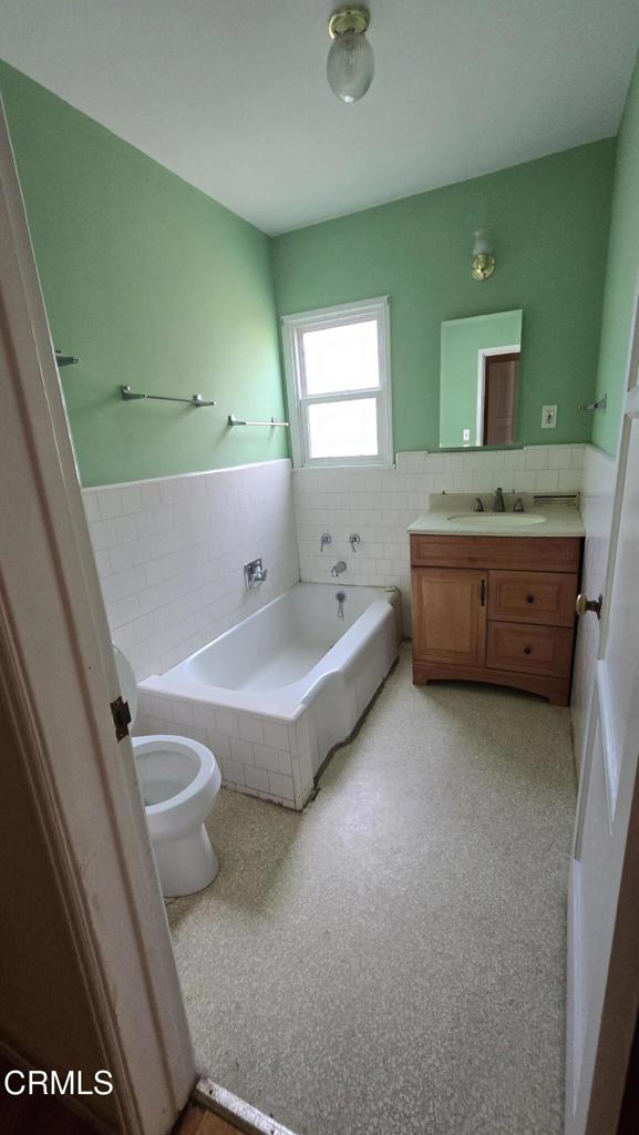 349 Laun Street Altadena, CA 91001 - Photo 10 of 14 Bathroom