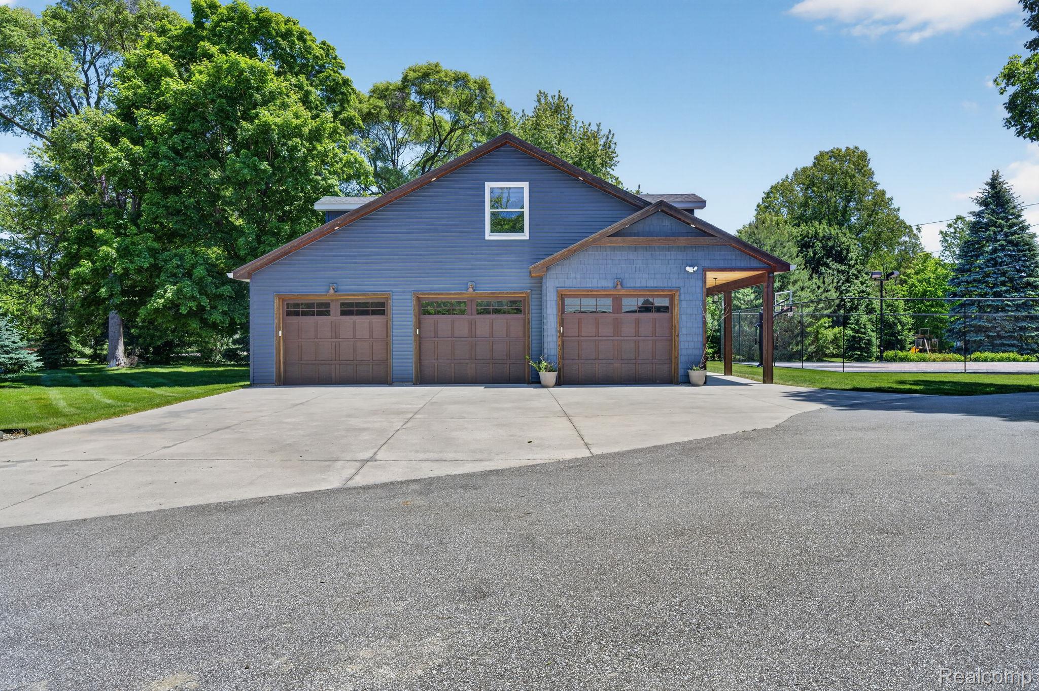 9353 Hill Road Swartz Creek, MI 48473 - Photo 66 of 98 Three-car garage with wood-finish doors and transom windows