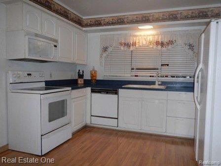 17673 Wayne Road Livonia, MI 48152 - Photo 2 of 16 UPDATED KITCHEN