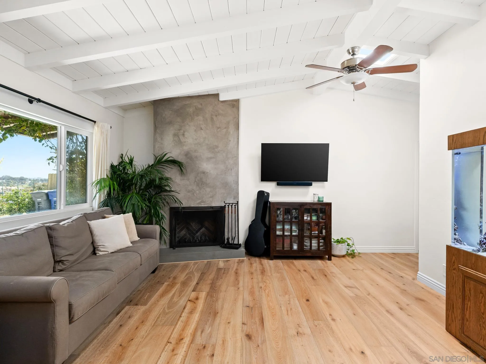 331 Glencrest Drive Solana Beach, CA 92075 - Photo 4 of 43 a living room with furniture fireplace and flat screen tv