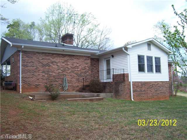 1204 C CC Camp Road Elkin, NC 28621 - Photo 3 of 11 Sunroom.