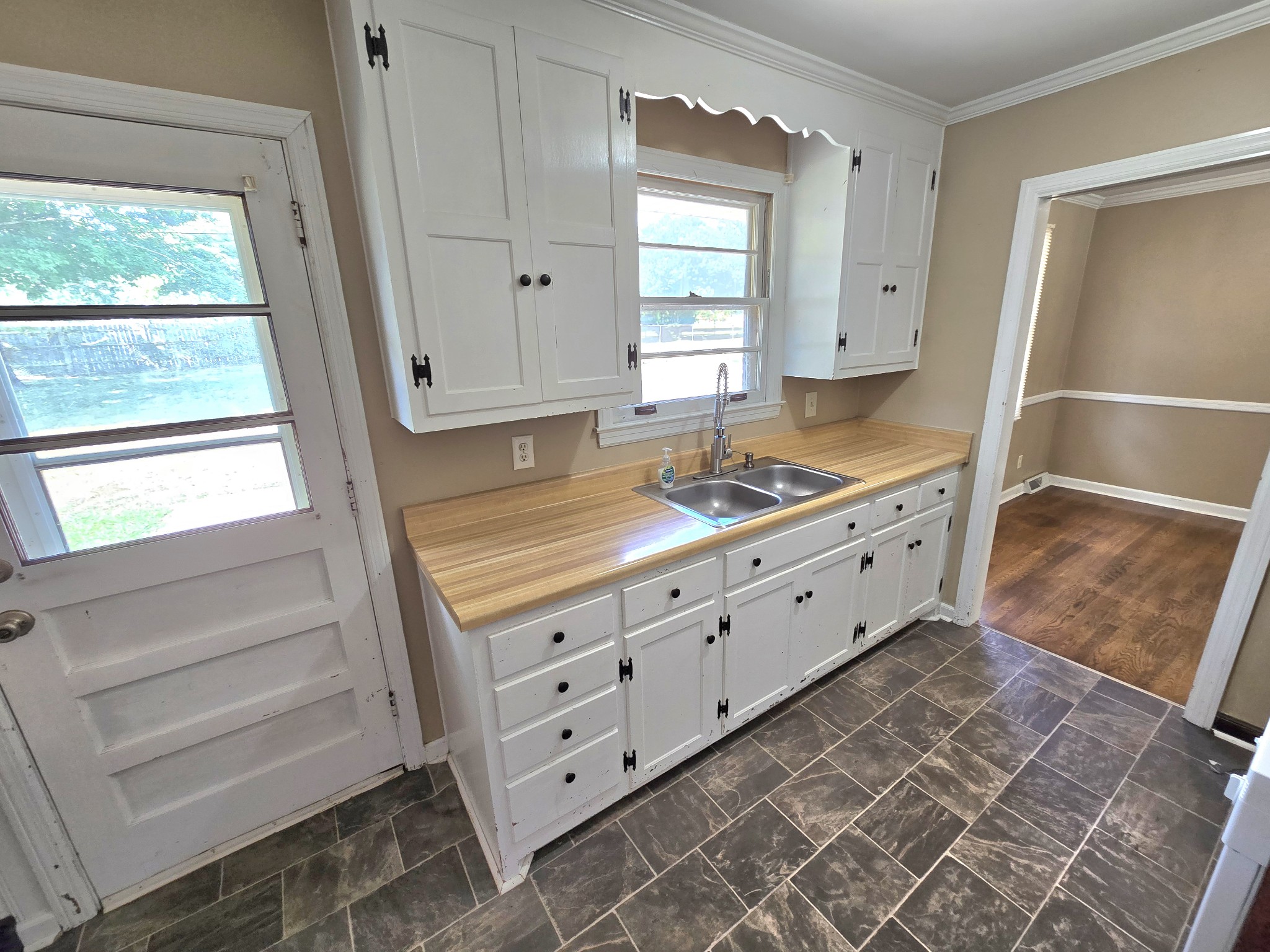 213 Jackson Heights Road Columbia, TN 38401 - Photo 8 of 19 a room with white cabinets and a window