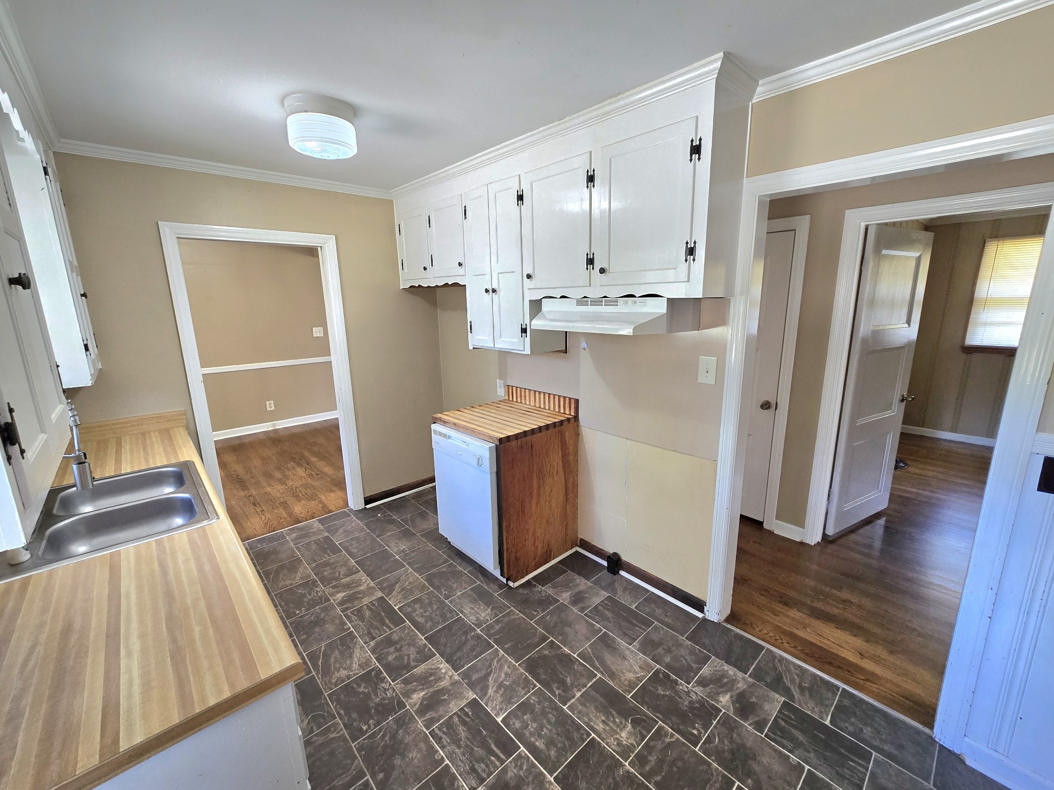 213 Jackson Heights Road Columbia, TN 38401 - Photo 9 of 19 a view of a kitchen from the hallway