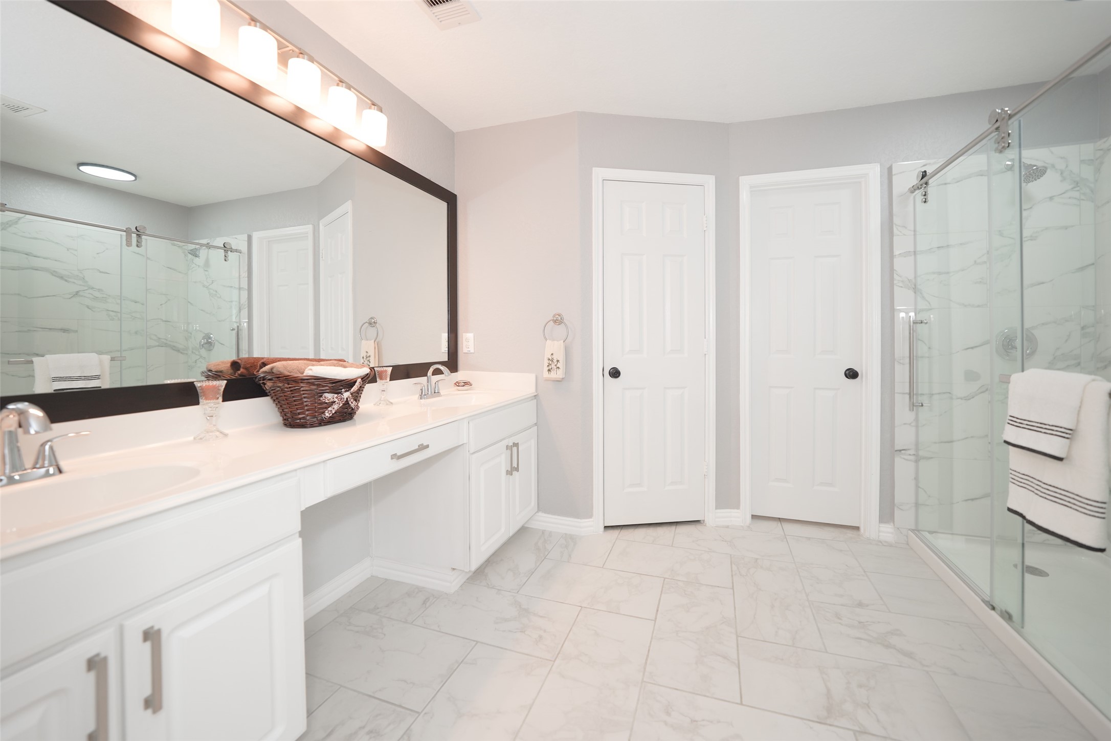 10606 Ince Lane Houston, TX 77040 - Photo 27 of 43 Primary Bath