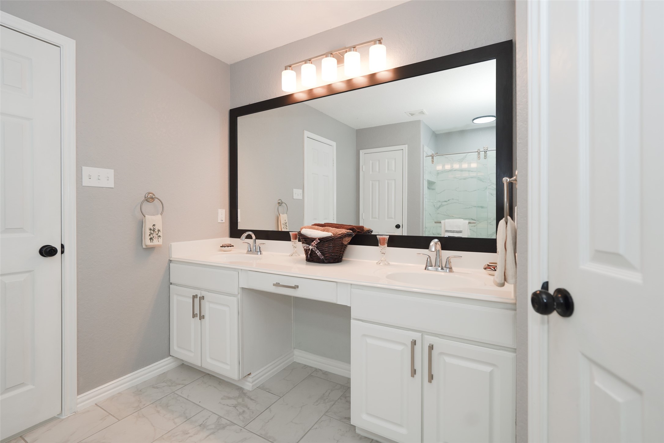 10606 Ince Lane Houston, TX 77040 - Photo 29 of 43 Primary Bath